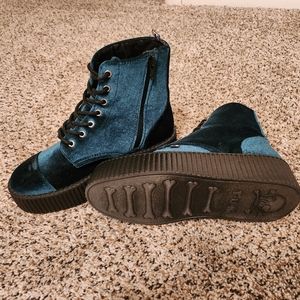Tuk Velvet boots